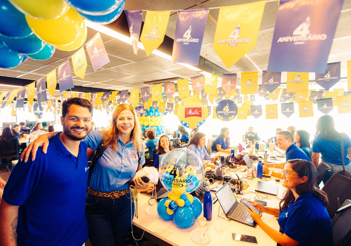 Escritório da Praso decorado para o aniversário, com balões e bandeirolas