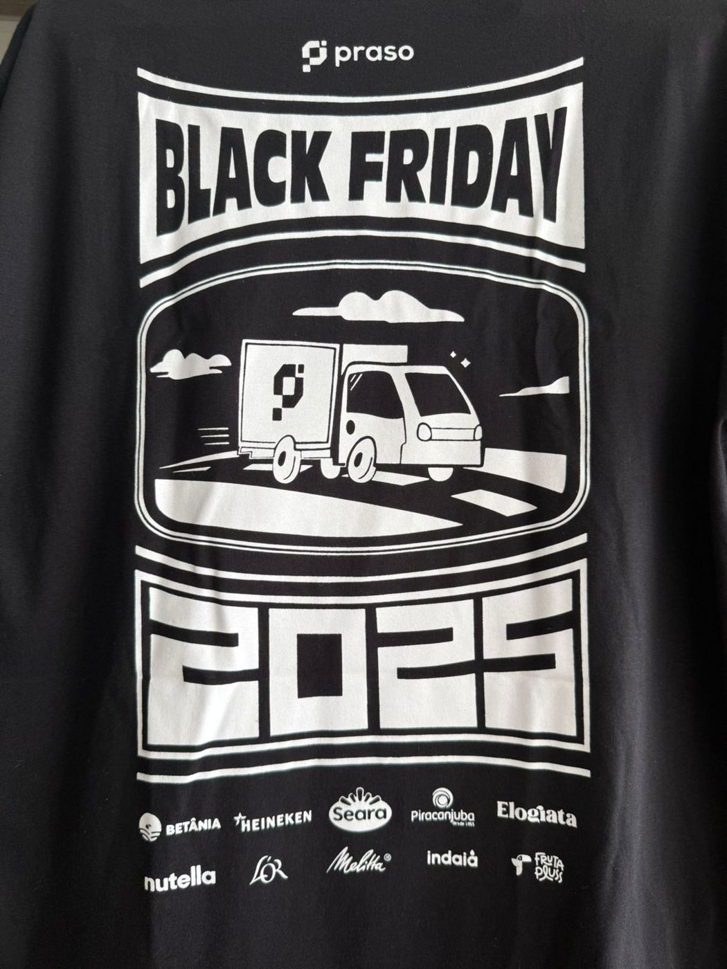 Camisa da Black Friday com as marcas parceiras