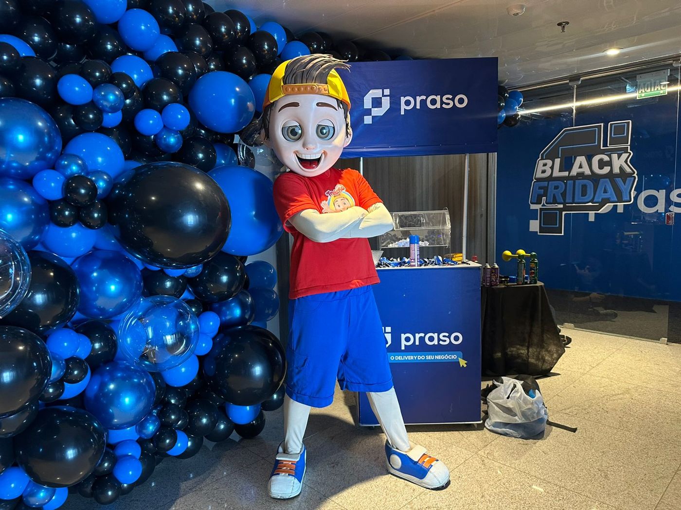 Mascote da Praso no estande da Black Friday