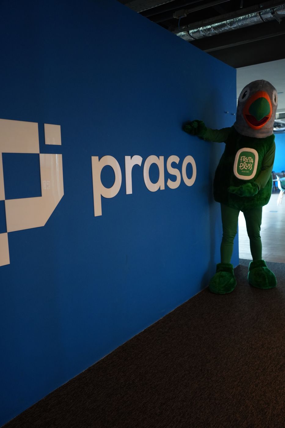 Mascote da Fruta Pluss no escritório da Praso