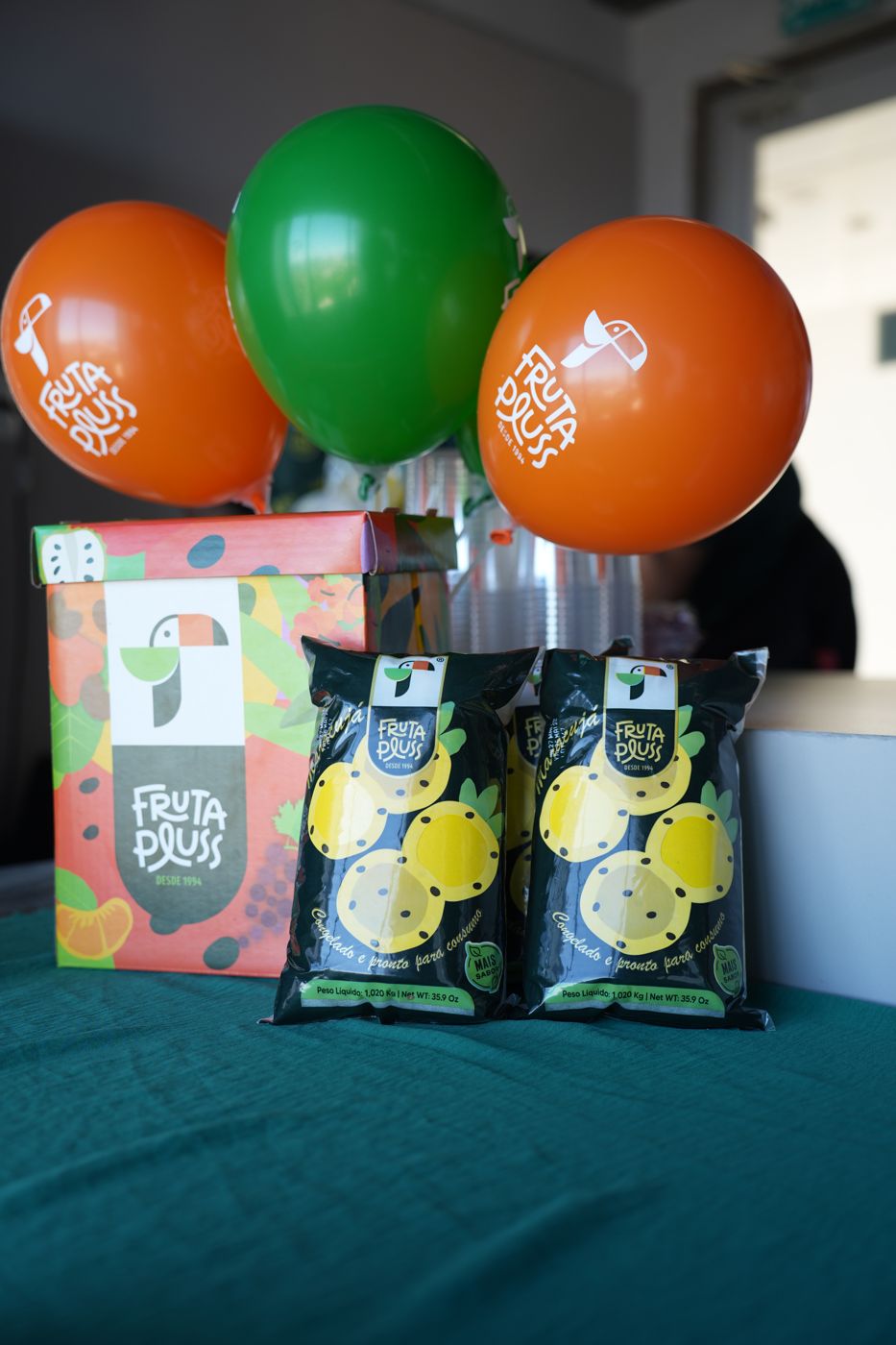 Produtos Fruta Pluss e balões da campanha