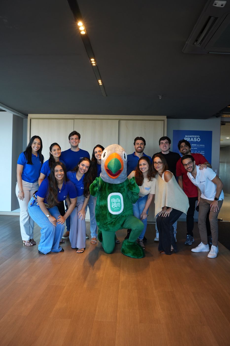 Time da Praso com o mascote da Fruta Pluss