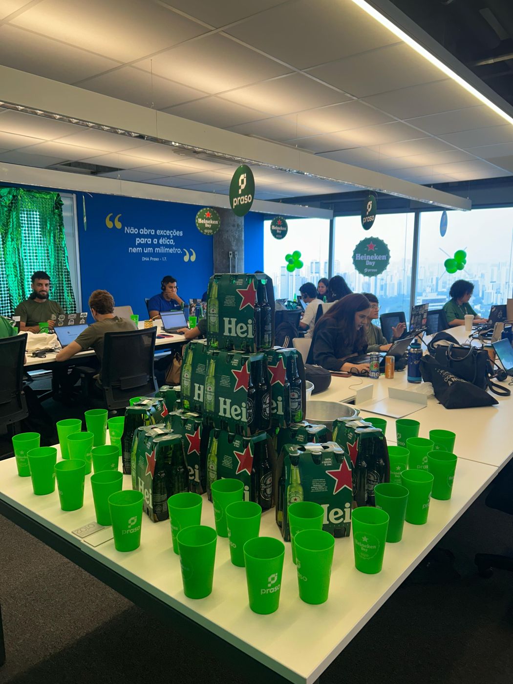 Pirâmide de latas e copos da Heineken no escritório
