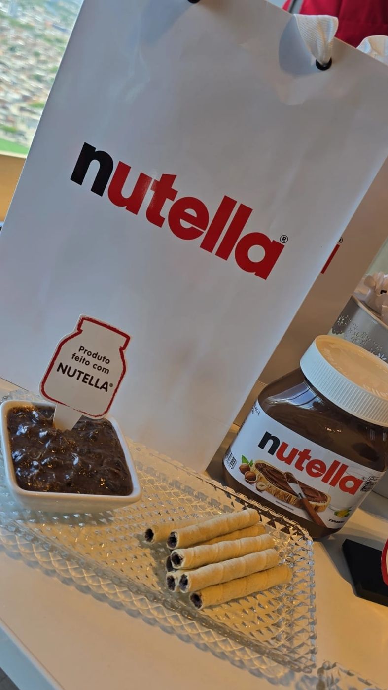 Pote de Nutella ao lado da sacola da marca