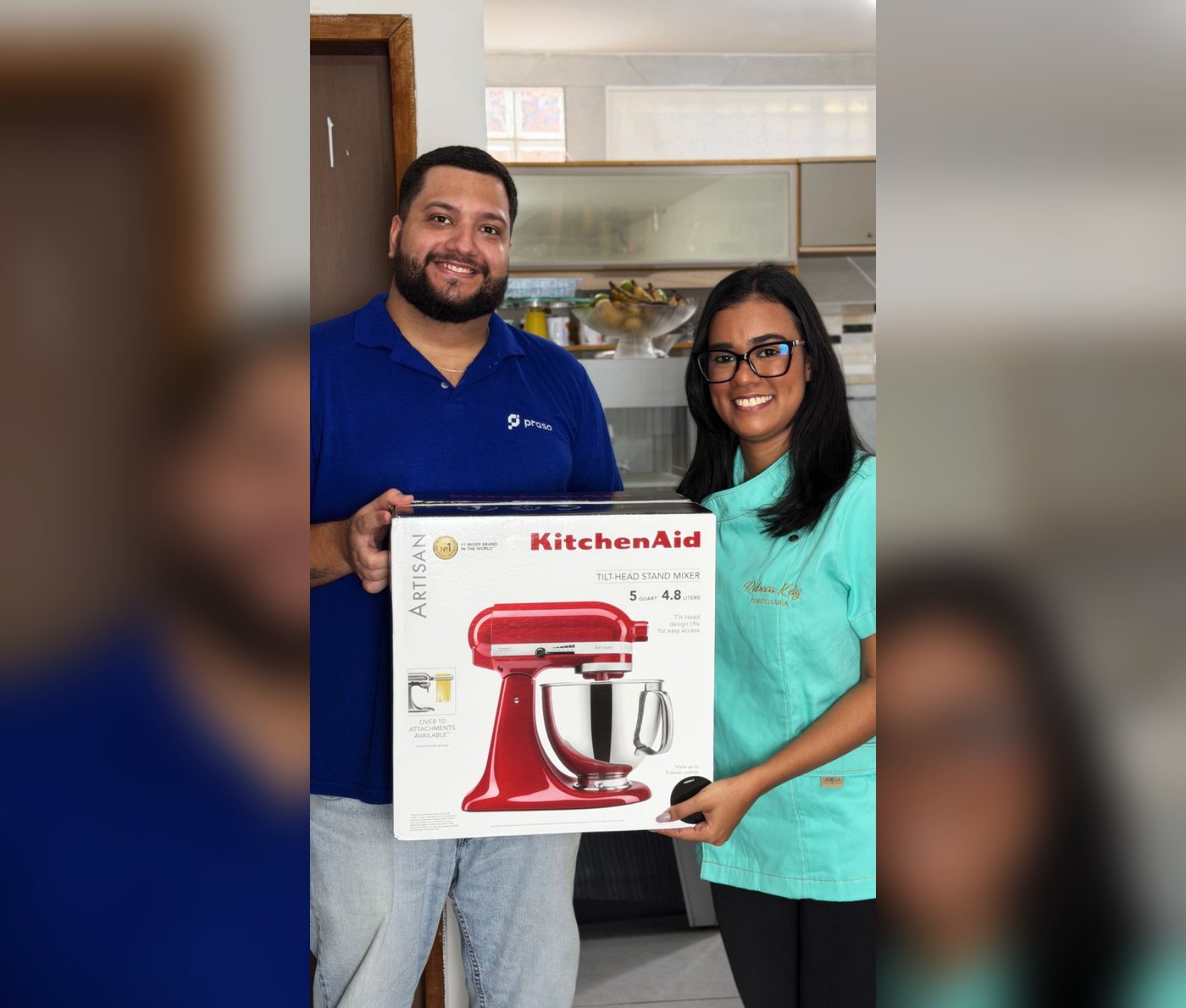 Confeiteira cliente da Praso recebendo uma batedeira