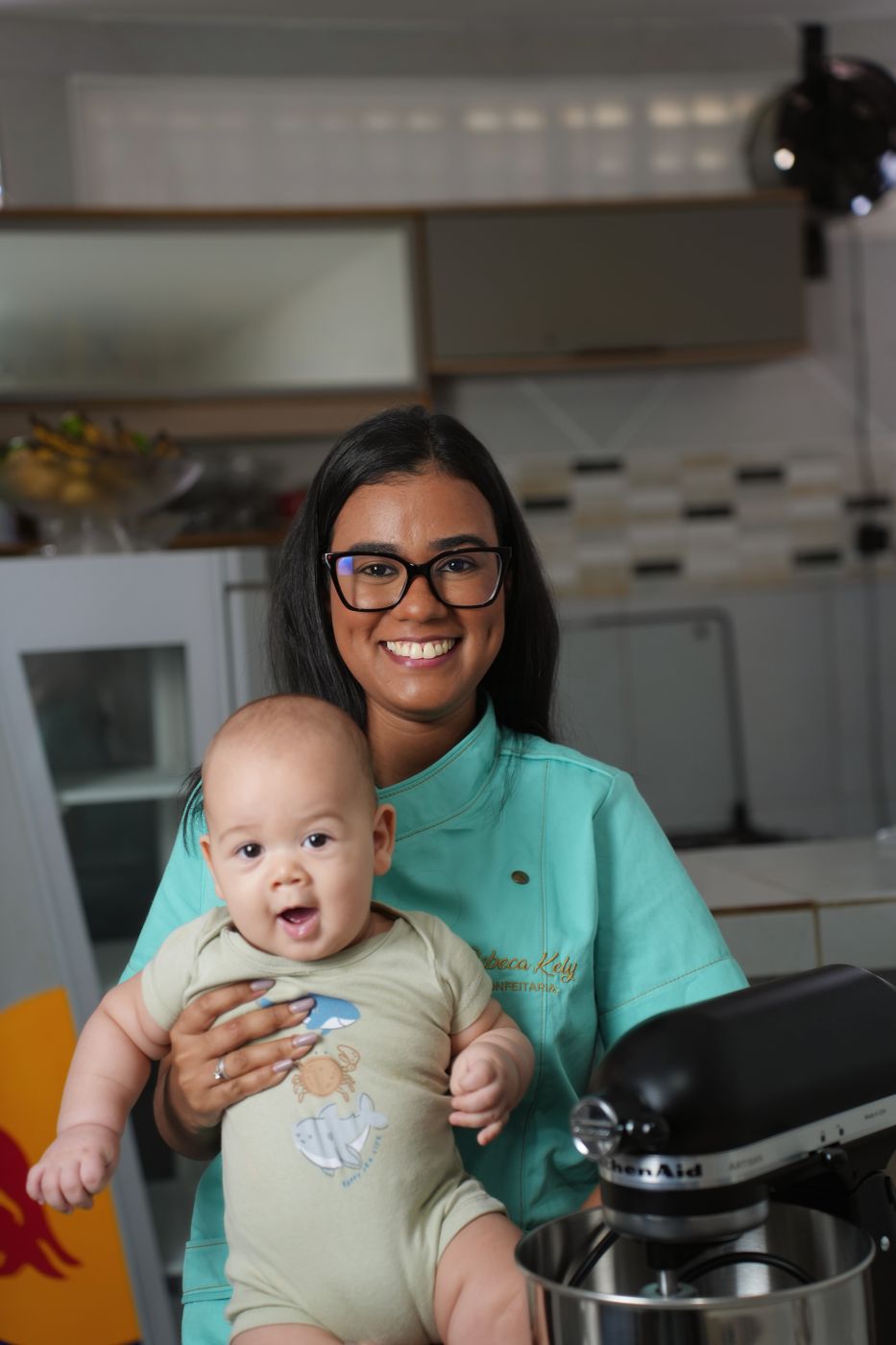 A confeiteira com o filho na cozinha da doceria