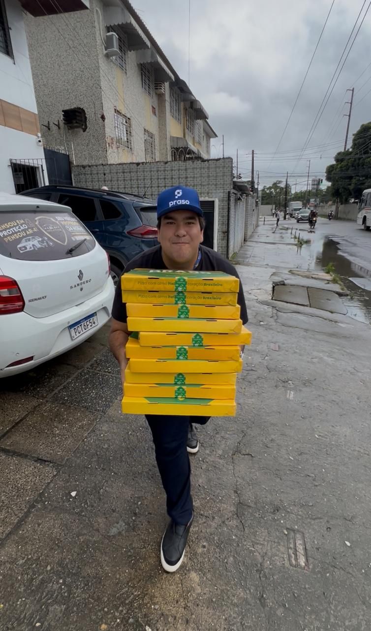 Promotor da Praso na rua com caixas de pizza