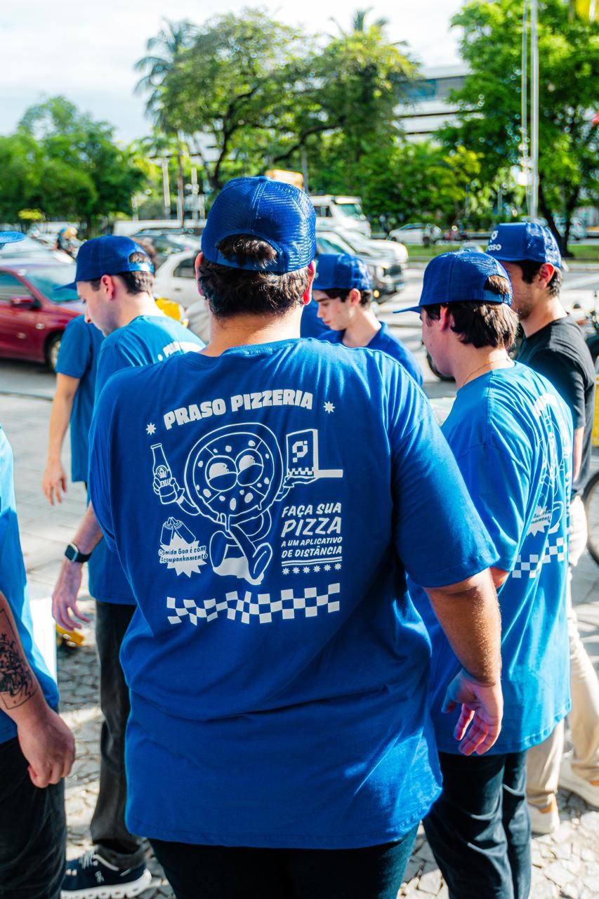 Time da Praso com camisa Praso Pizzeria na rua