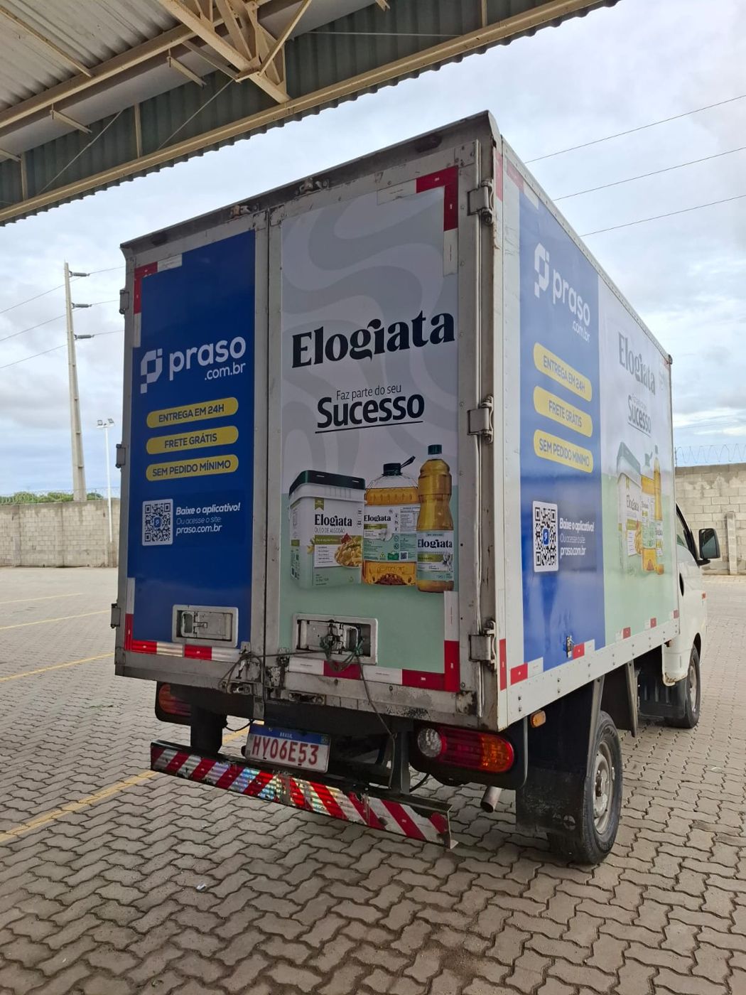 Caminhão da Praso adesivado com a marca Elogiata